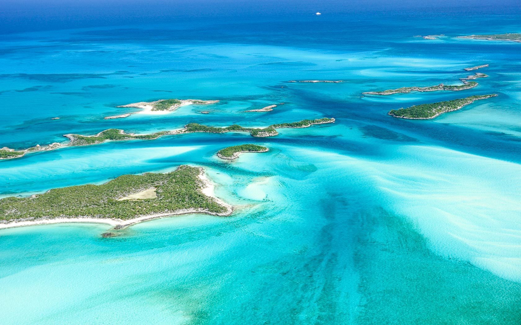 Luftaufnahme der türkisfarbenen Bahamas-Gewässer