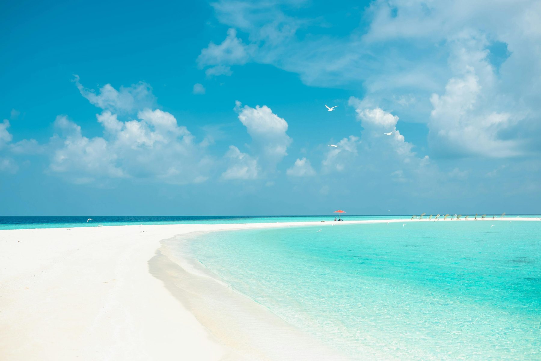 Endloser weisser Strand mit türkisfarbenem Wasser