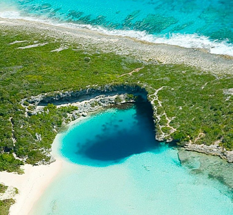 Dean's Blue Hole mit Strand auf Long Island